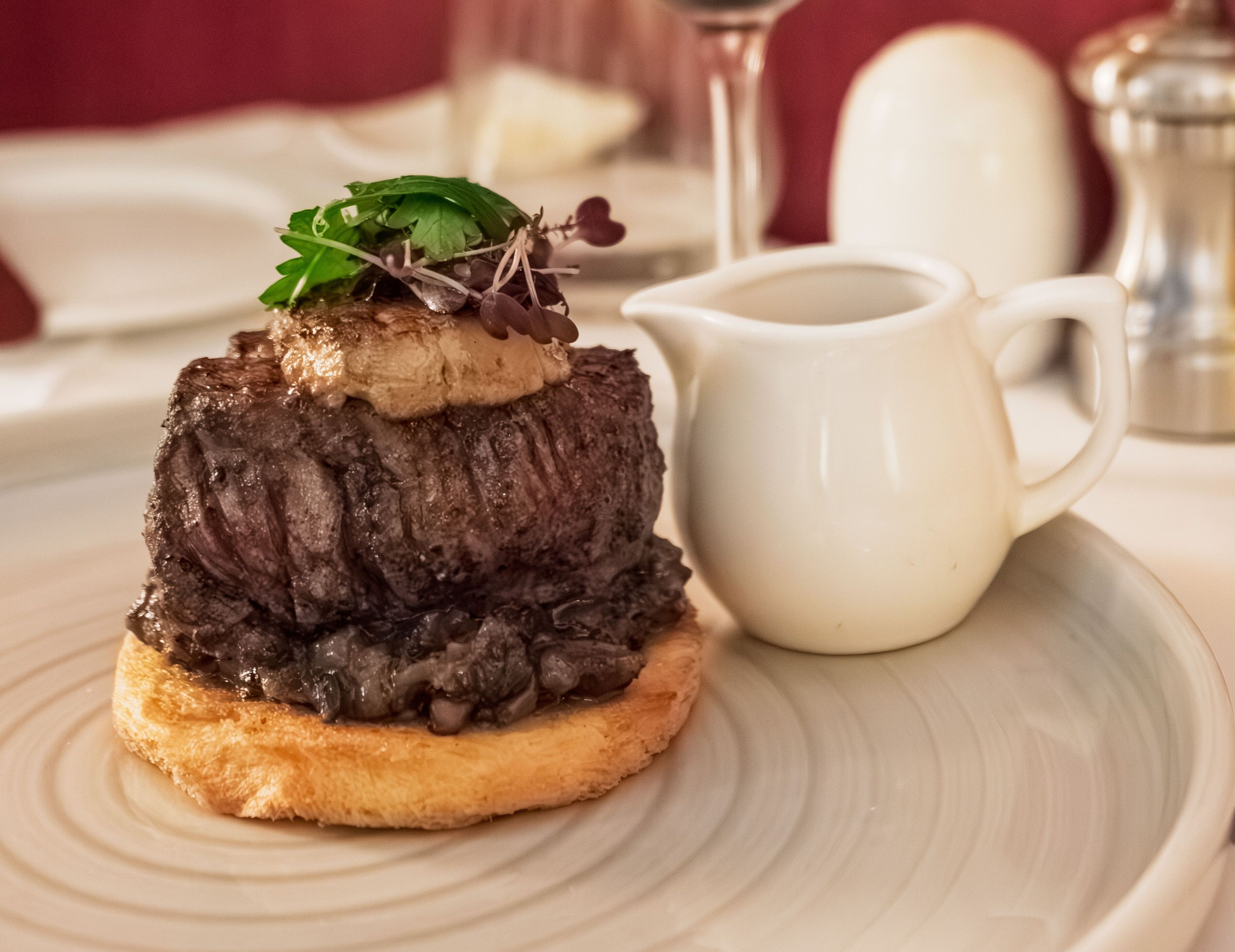 Filet de bœuf façon Rossini, foie gras, pommes de terre rôties et sauce aux morilles
